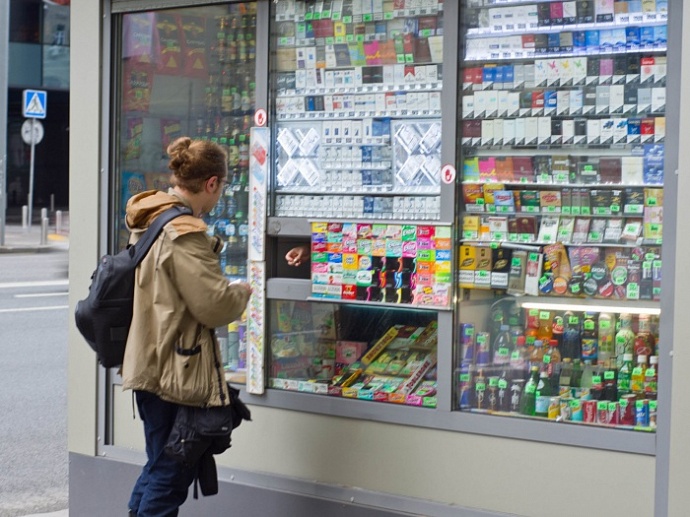 В ларьках запрещено продавать всю табачную продукцию