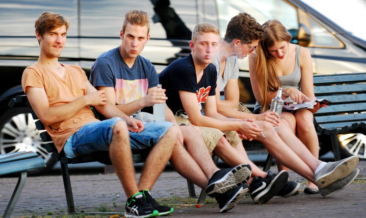 Подростки начинают курить за компанию