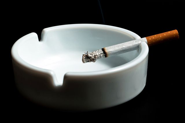 Уберите из квартиры вещи, напоминающие о сигаретах